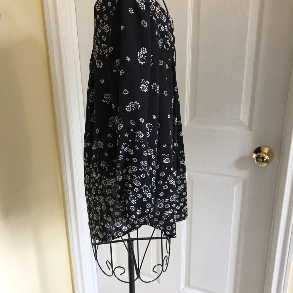 Nine Britton (Stitch Fix) Black Floral Peasant Blouse Size Medium Boho Style - Picture 6 of 10